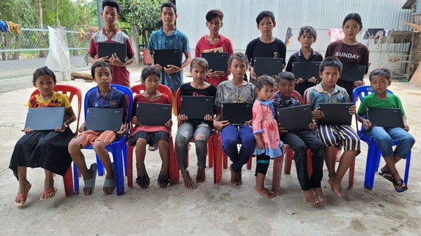 15 laptops voor Cambodja
